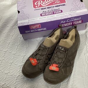 Skechers size 9 Dark Brown Relaxed Fit Shoes